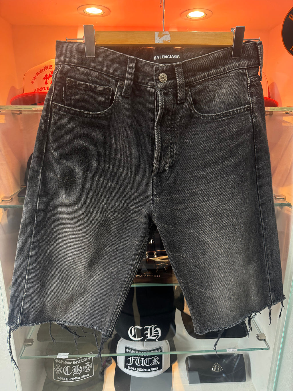 Balenciaga short size 28