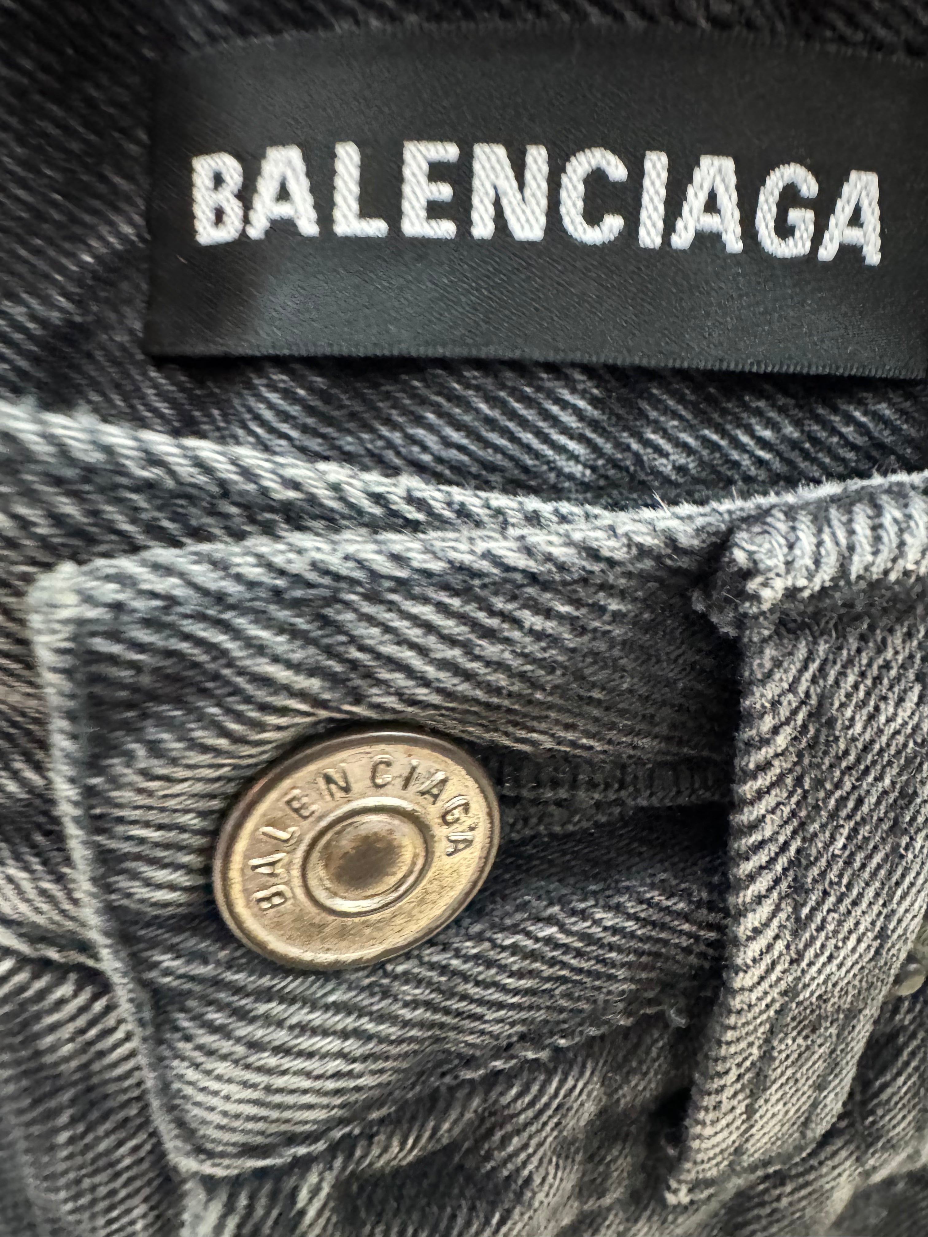 Balenciaga short size 28
