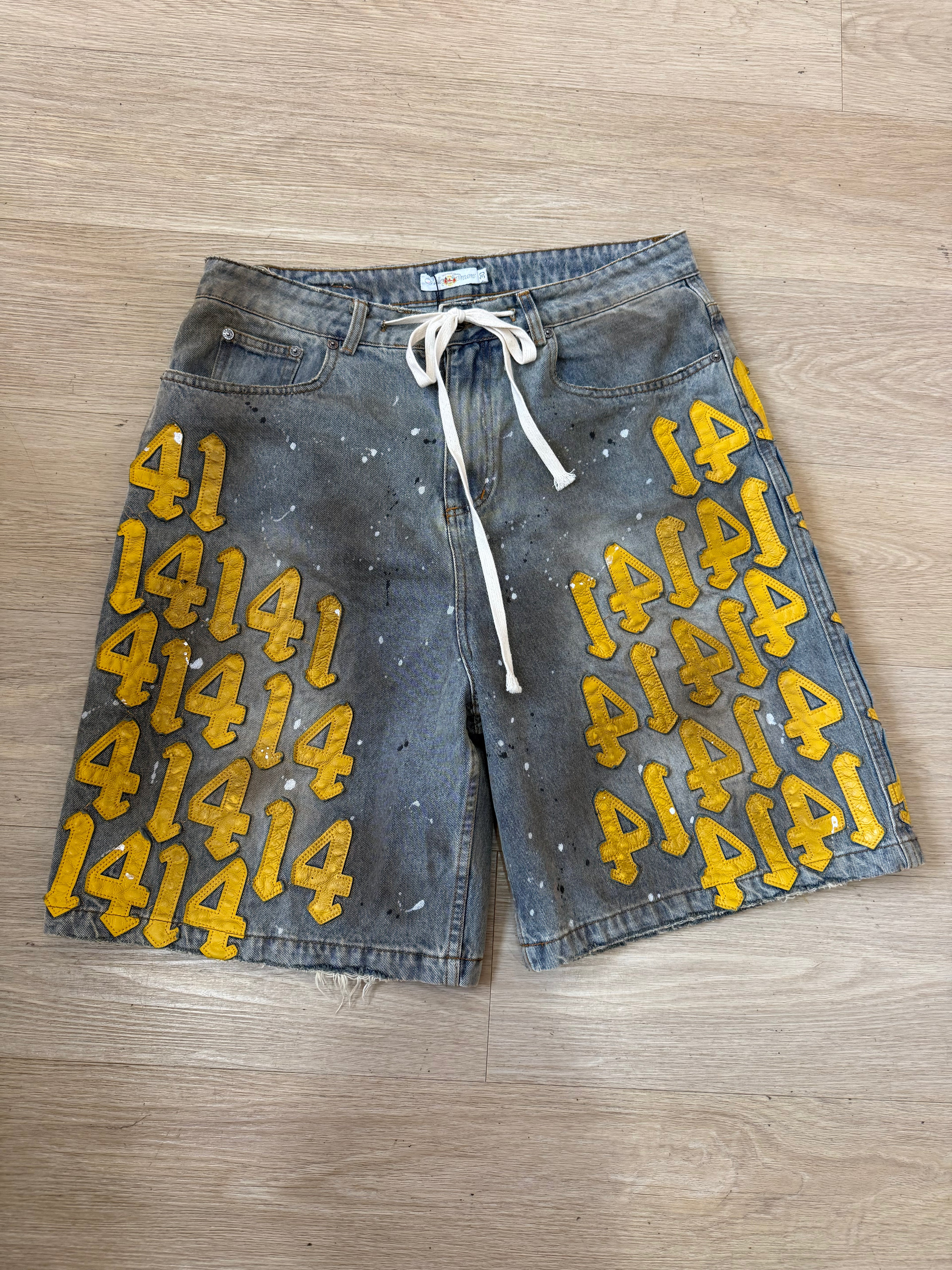 Valley shorts size 30 fit 32